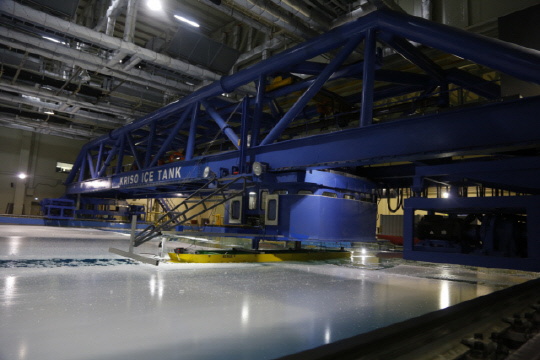 선박해양플랜트연구소 내 빙해수조시험연구동으로, 쇄빙선박의 안전한 운항을 위한 시험을 진행한다.   KRISO 제공